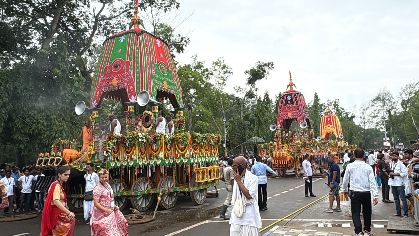 মাতোয়ারা হয়ে নেচে উঠেছেন উৎসবের তালে তালে।